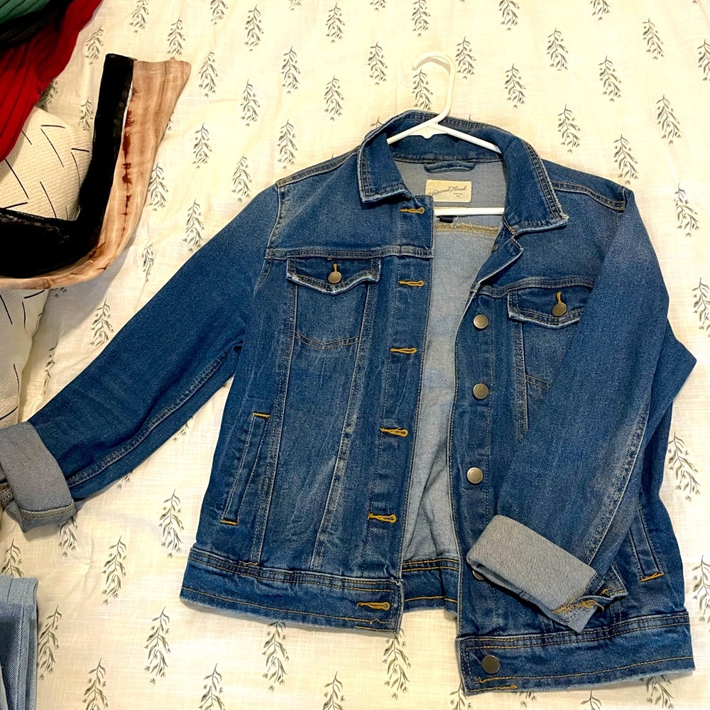Womens Universal Thread Jean Jacket. Size M.